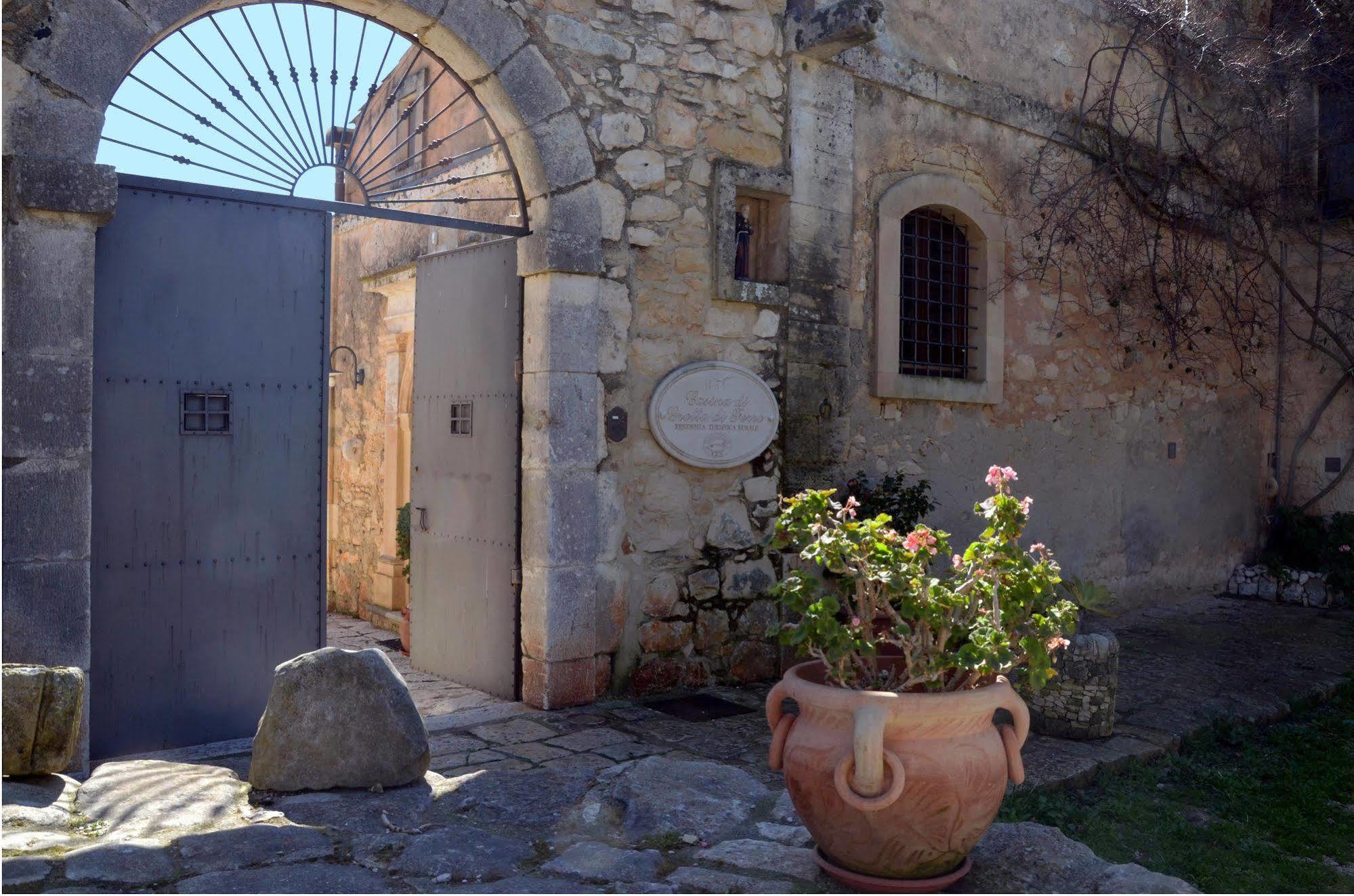 Country Hotel Casina Di Grotta Di Ferro Ragusa Bagian luar foto