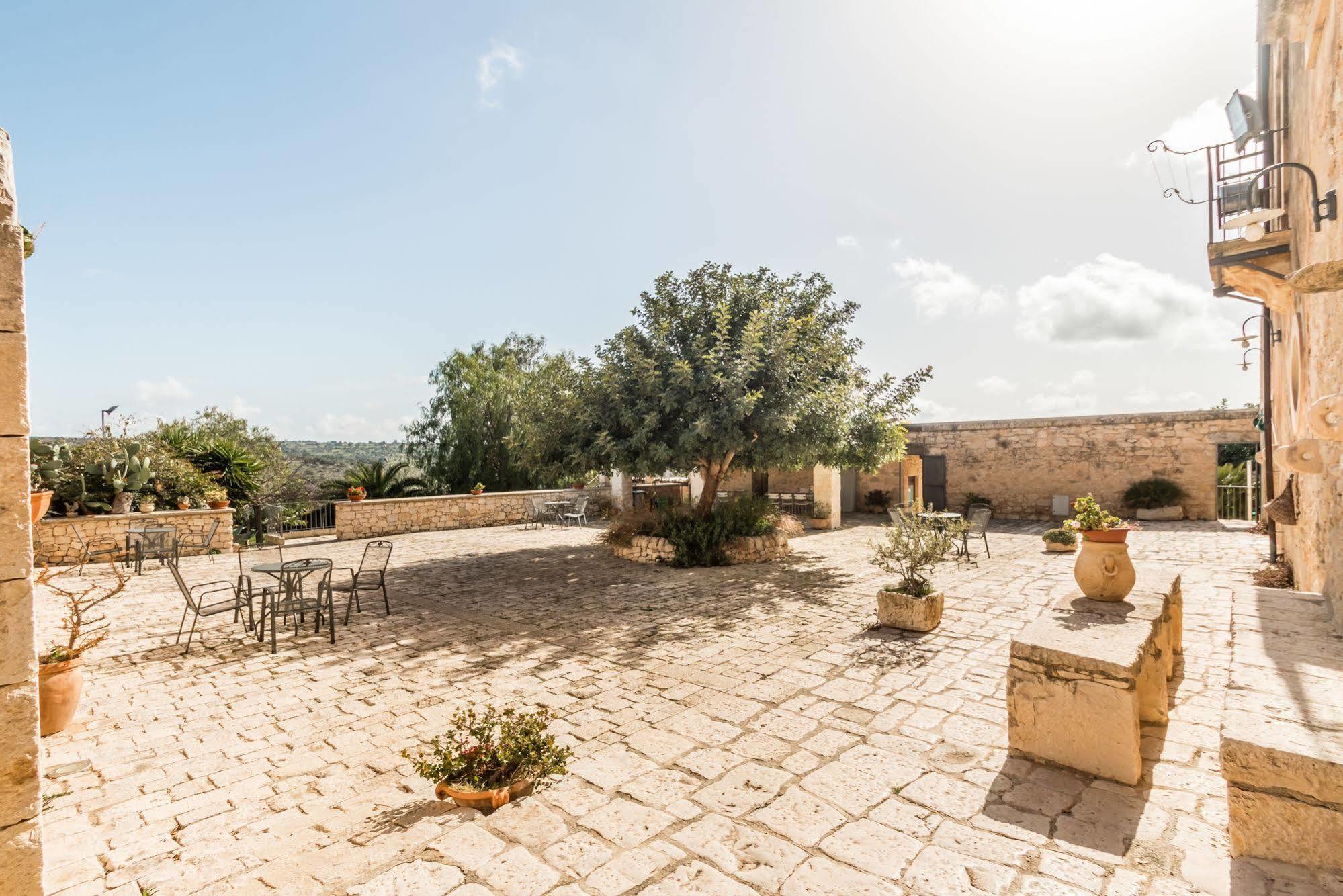 Country Hotel Casina Di Grotta Di Ferro Ragusa Bagian luar foto